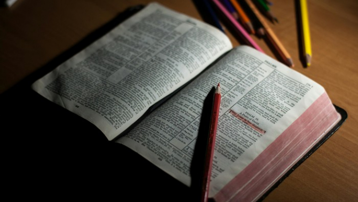 Leggere la Bibbia sine glossa. E sine smartphone